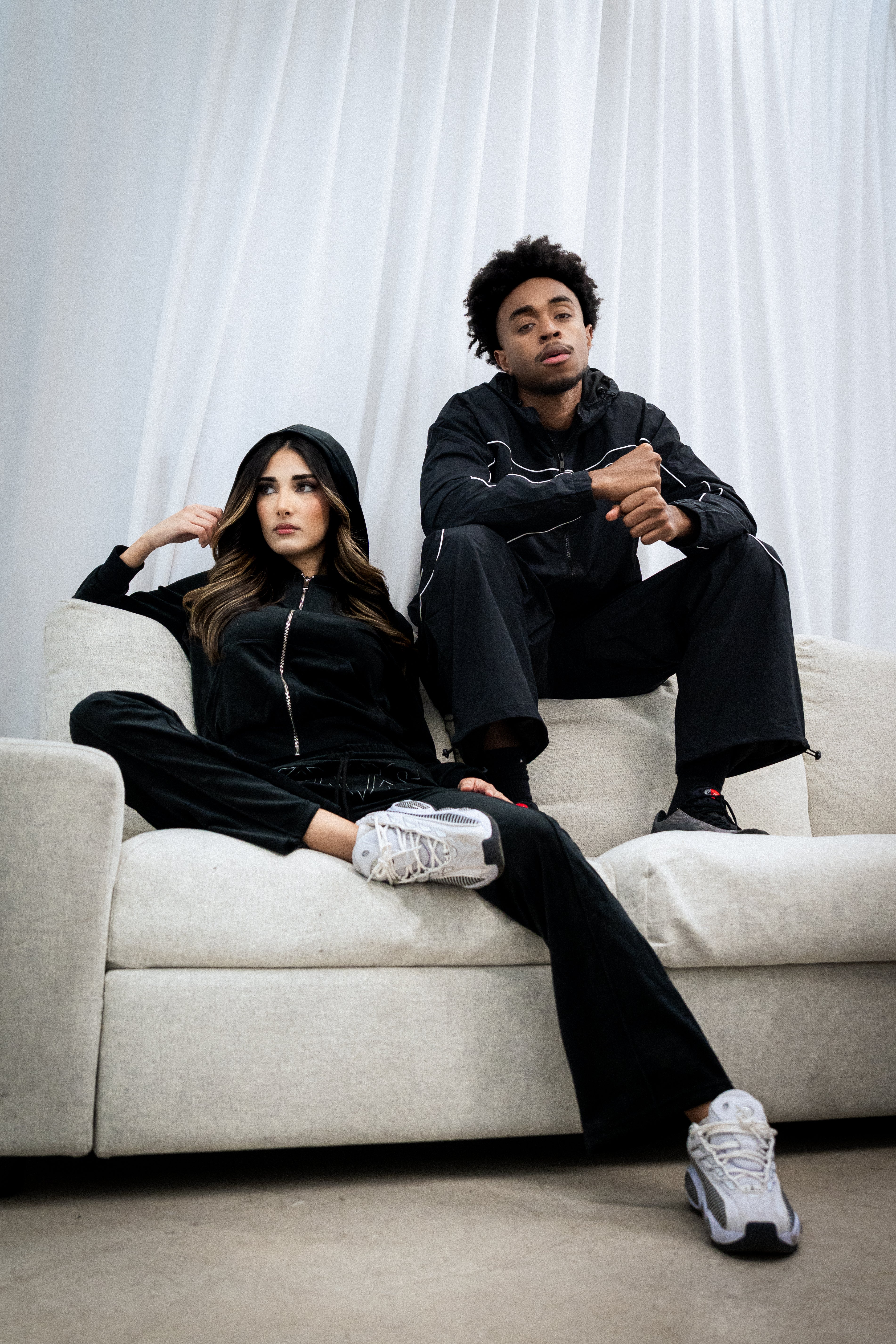 Hoodie Zippé femme “Peau de Pêche” – Noir