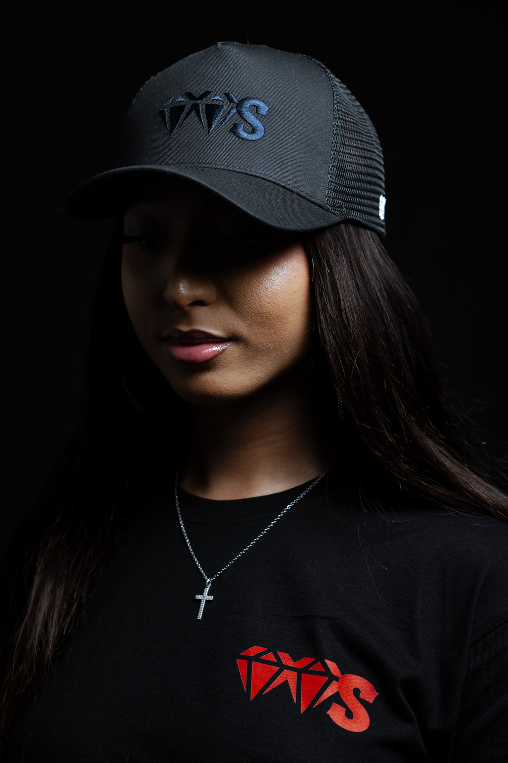 Casquette Trucker “VVS” – Noir (broderie ton sur ton)