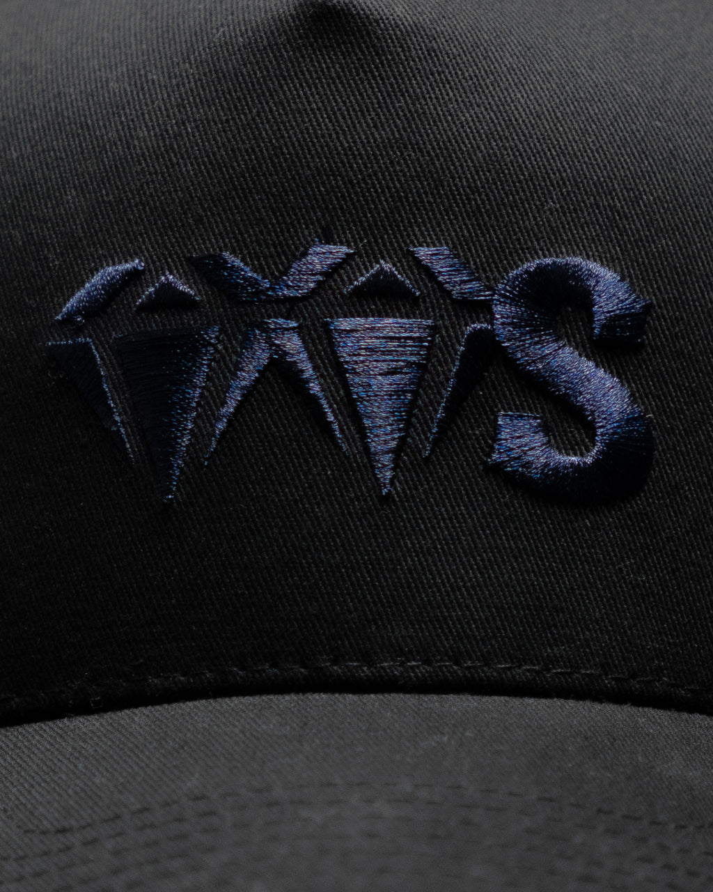 Casquette Trucker “VVS” – Noir (broderie ton sur ton)