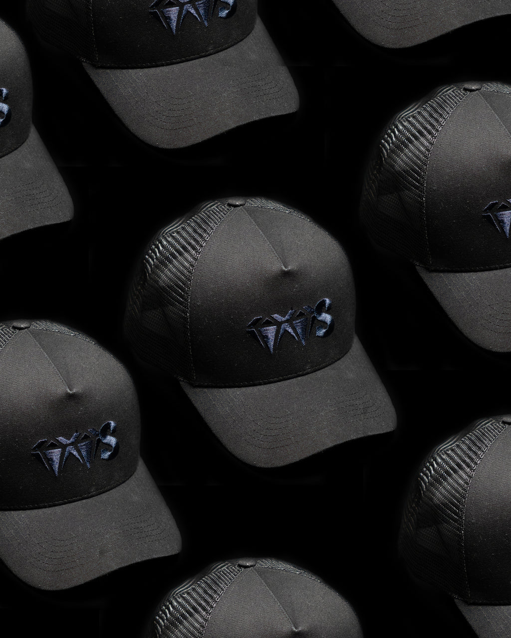 Casquette Trucker “VVS” – Noir (broderie ton sur ton)