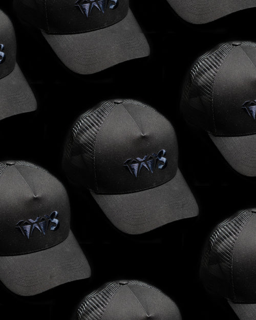 Casquette Trucker “VVS” – Noir (broderie ton sur ton)