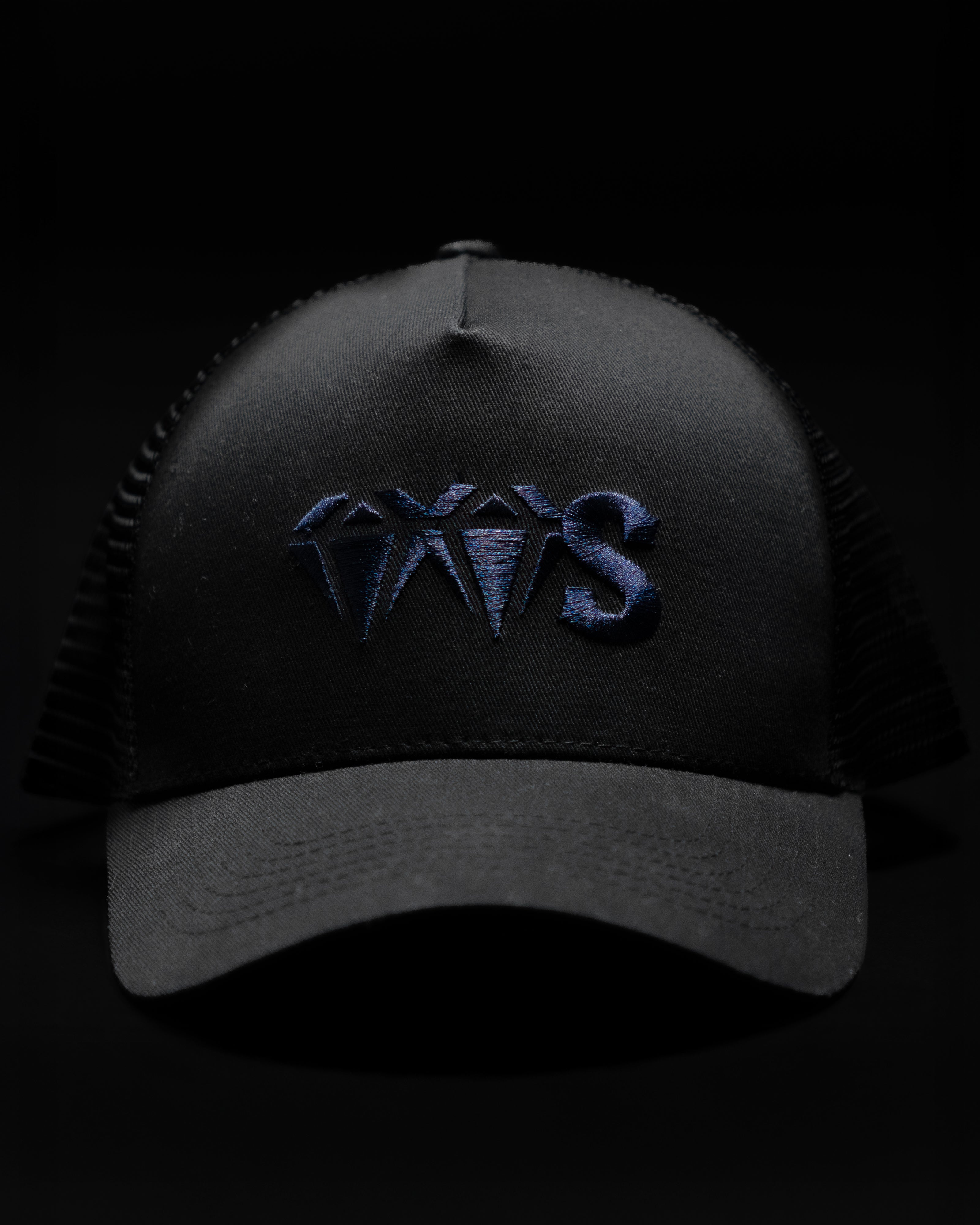Casquette Trucker “VVS” – Noir (broderie ton sur ton)